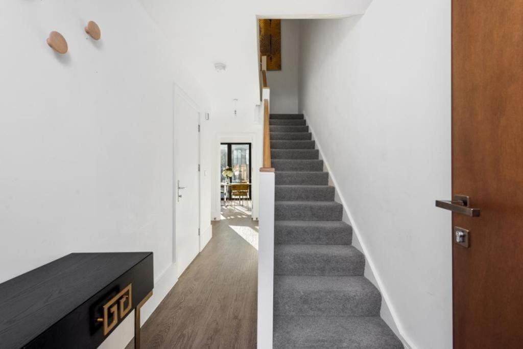 亨顿Amazing New Built Townhouse With Garden In London别墅 外观 照片